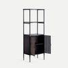 Alta estantería en hierro Elstob con dos estantes abiertos y gabinete inferior de puertas de malla, mostrada parcialmente abierta. Perfecta para sumar elegancia industrial a espacios contemporáneos.