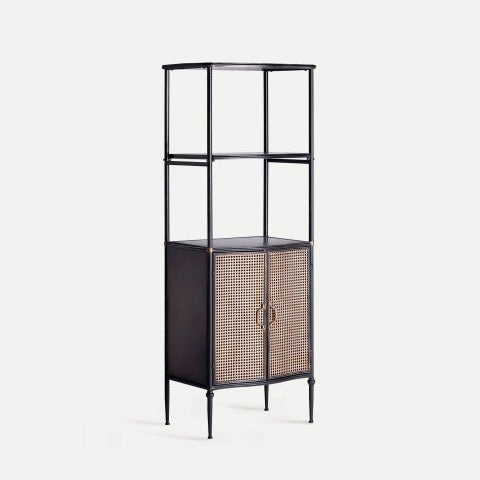Estantería en hierro con armario Elstob: estructura alta y negra de metal, dos estantes abiertos y un gabinete inferior con puertas dobles de ratán tejido, que combina elegancia industrial y diseño contemporáneo.