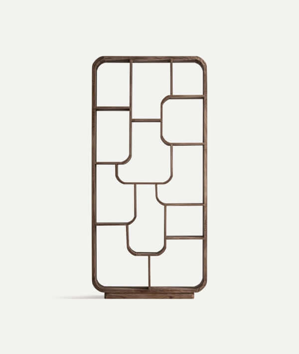 Estantería de madera de mango marrón FLOW, tamaño 92×31×192 cm, diseño orgánico con esquinas redondeadas y estantes abiertos geométricos, de pie sobre base plana contra fondo neutro.