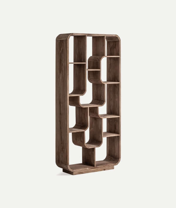 La estantería FLOW de madera de mango marrón (92×31×192 cm) presenta un diseño geométrico orgánico y asimétrico con varias baldas irregulares y es alta e independiente.