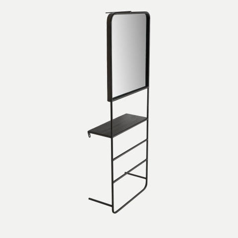 La estantería de hierro con espejo Lipari (35x15x100cm) cuenta con marco negro, espejo rectangular, repisa y barras bajas; un diseño minimalista e industrial ideal para complementar tu espacio junto a la estantería Lipari.