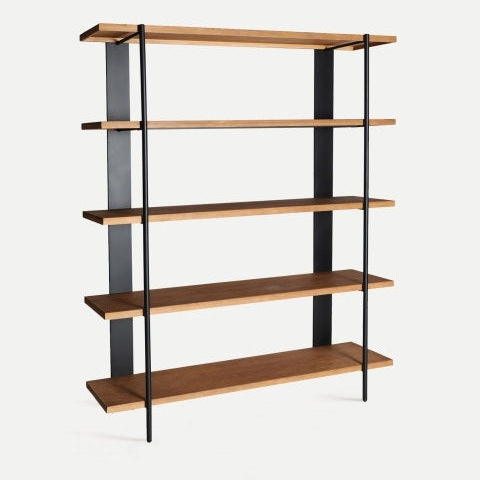 La estantería industrial en hierro y madera Sissone (160x43x190cm) cuenta con cuatro estantes de pino sostenidos por paneles de metal y madera negra, destacando sobre un fondo claro y minimalista.