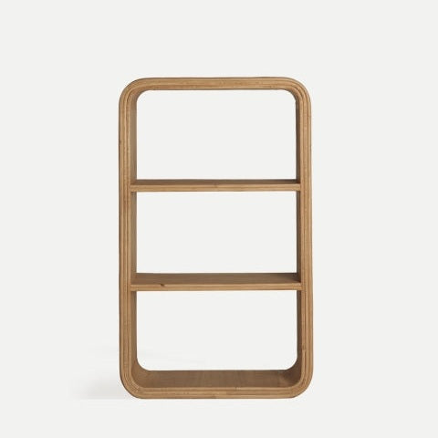La Estantería vertical en madera de paulownia Skagen, con tres repisas y diseño minimalista de esquinas redondeadas, se alza sobre un fondo claro y liso.