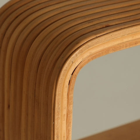 Primer plano de madera de paulownia curvada y en capas de la Estantería vertical en madera de paulownia Skagen, resaltando los bordes suaves y redondeados y los detalles de vetas de la madera en un diseño vertical y minimalista.