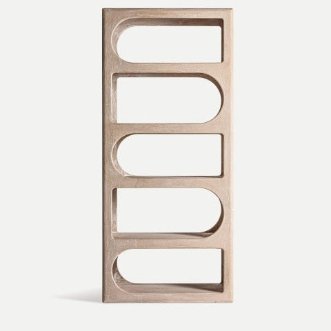 Estantería en madera DM Werle de forma rectangular y color beige, con cuatro estantes horizontales y recortes semicirculares alternos; combina diseño contemporáneo y optimización del espacio.