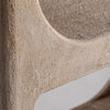 Vista de cerca de la superficie texturizada de color beige de la Estantería en madera DM Werle, que muestra formas curvas y angulares que crean una estética contemporánea para espacios optimizados.