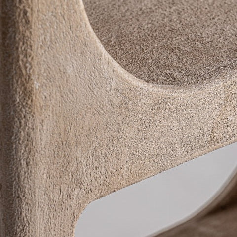 Vista de cerca de la superficie texturizada de color beige de la Estantería en madera DM Werle, que muestra formas curvas y angulares que crean una estética contemporánea para espacios optimizados.