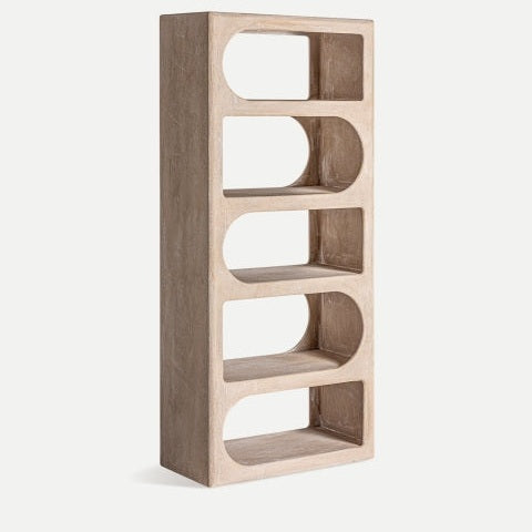 Estantería en madera DM Werle, rectangular y beige, con cuatro niveles y recortes redondeados laterales; perfecto para optimizar espacios y aportar un estilo contemporáneo.