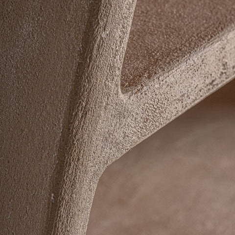 Primer plano de la Estantería en madera DM (120x38x132 cm) Werle S, resaltando su acabado beige texturizado y diseño angular, una mezcla perfecta de versatilidad y estilo contemporáneo para espacios modernos.