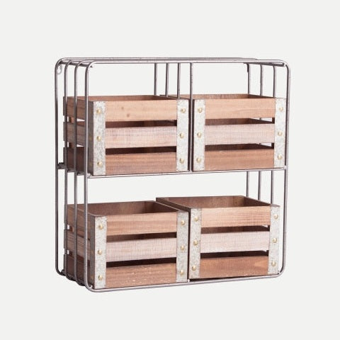 La Estantería de hierro y madera DM Yeovil cuenta con estructura metálica, dos niveles y cuatro cajas de madera DM envejecida con detalles en metal; ideal para aportar un estilo industrial a cualquier ambiente.