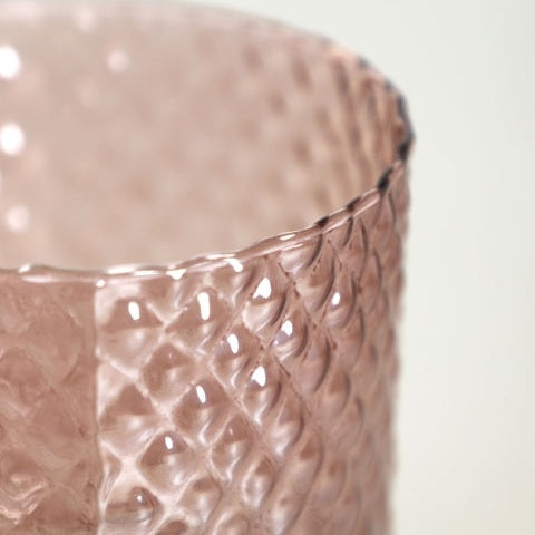 Primer plano del Jarrón en vidrio marrón Juke, un cristal texturizado de color rosa translúcido con forma de rombos, ideal para la decoración contemporánea.