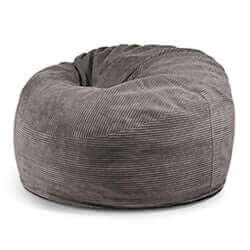 El Foam Bean Bag OM 110 Barcelona de pana gris presenta una forma redondeada y holgada para un asiento ergonómico, sobre un fondo blanco liso.