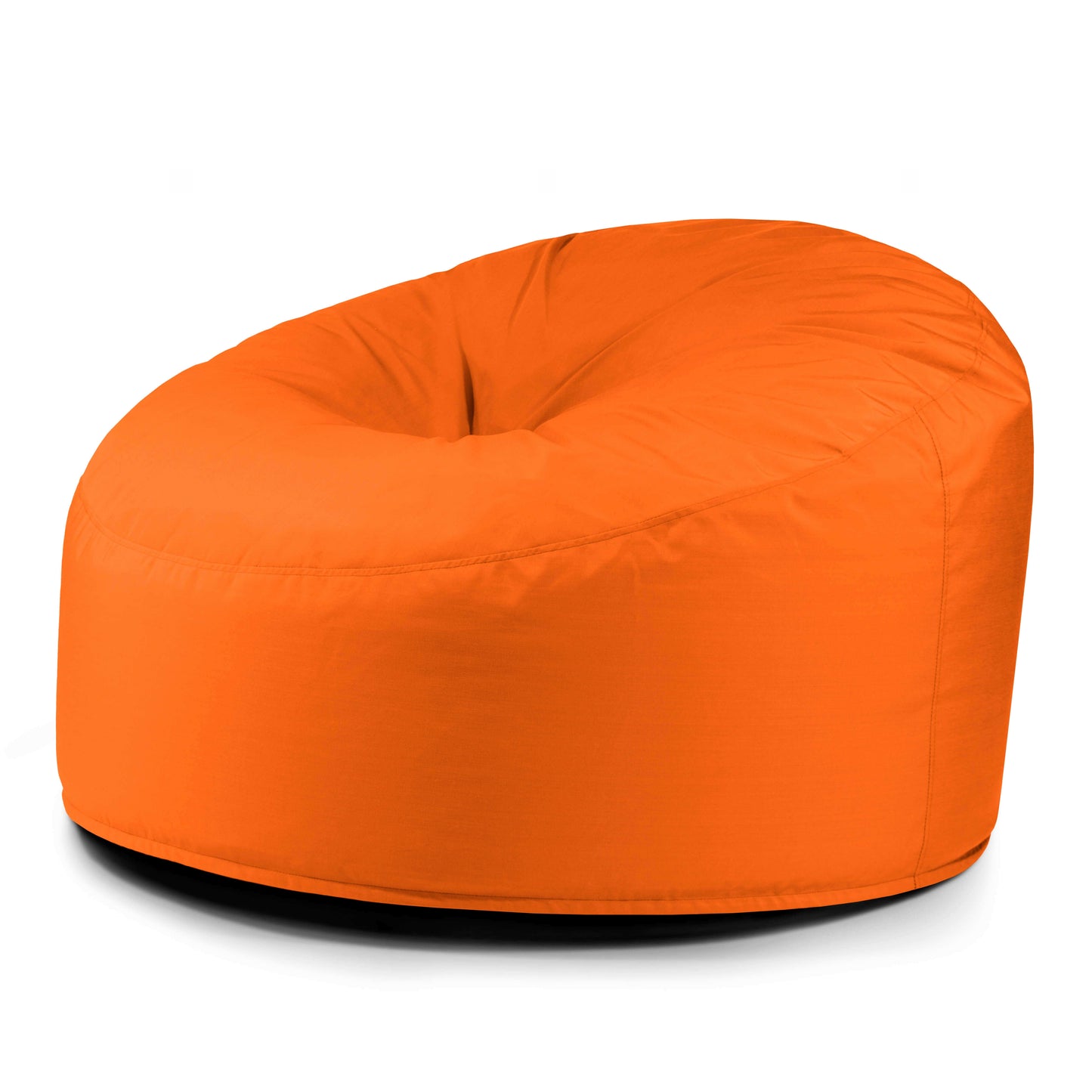 El Foam Bean Bag OM 110 Barcelona, de color naranja, forma redondeada y soporte ergonómico, se asienta sobre un fondo blanco.