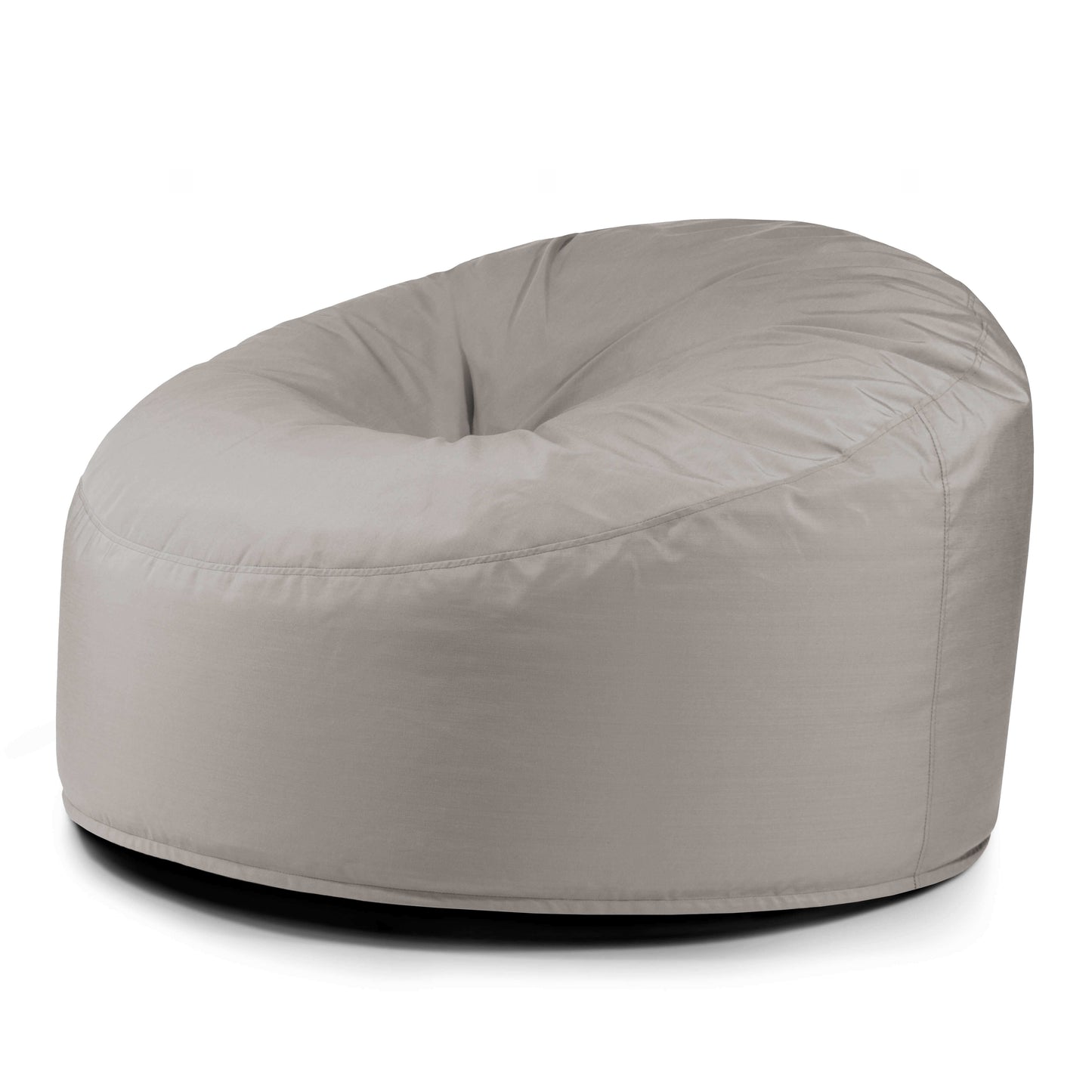 El Foam Bean Bag OM 110 Barcelona es un sillón gris claro con forma redondeada y acolchada y soporte ergonómico, que se muestra sobre un fondo blanco.