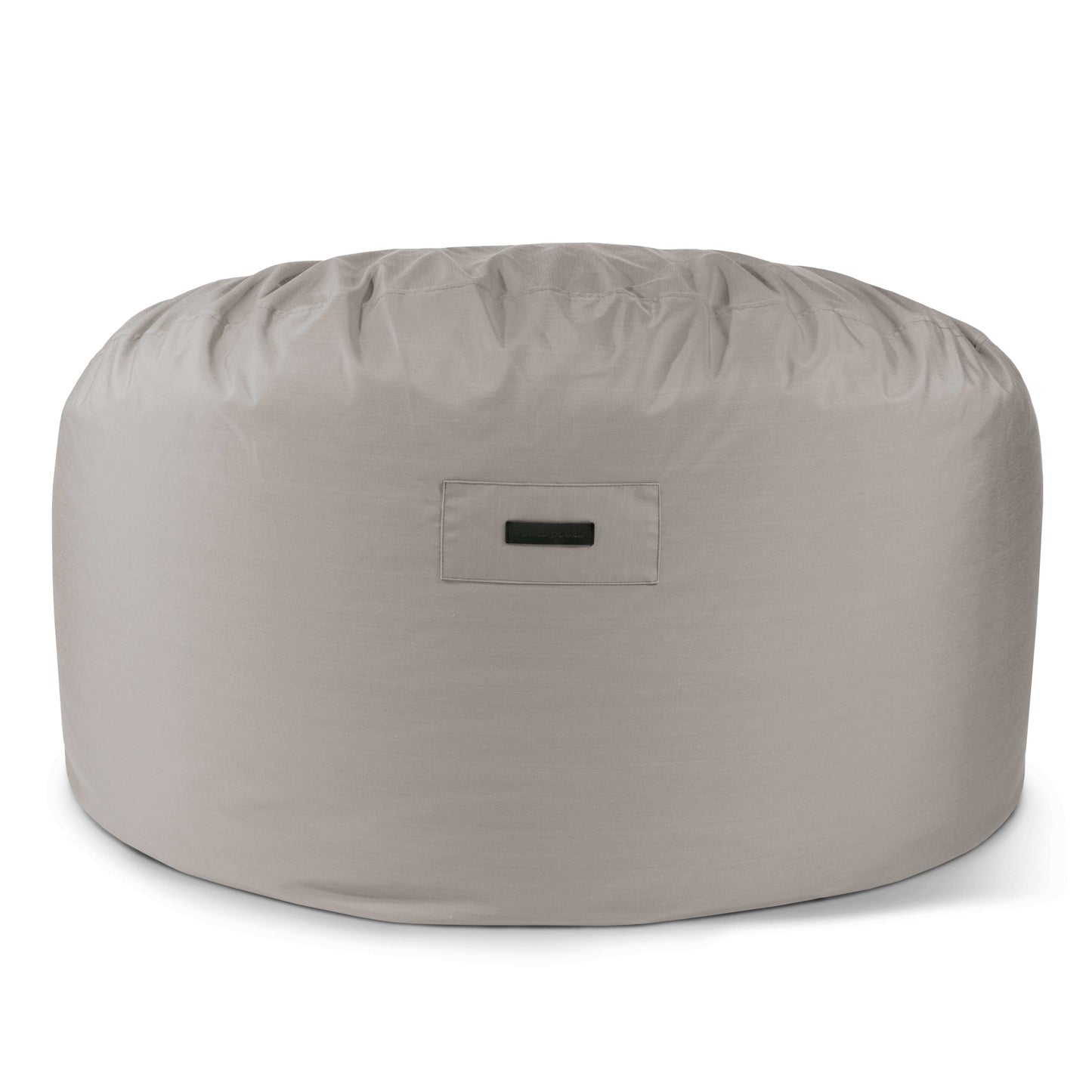 El Foam Bean Bag OM 110 Barcelona es un sillón grande, redondo, de color gris claro, con una pequeña etiqueta rectangular de tela en el lateral, que proporciona tanto comodidad como soporte ergonómico.