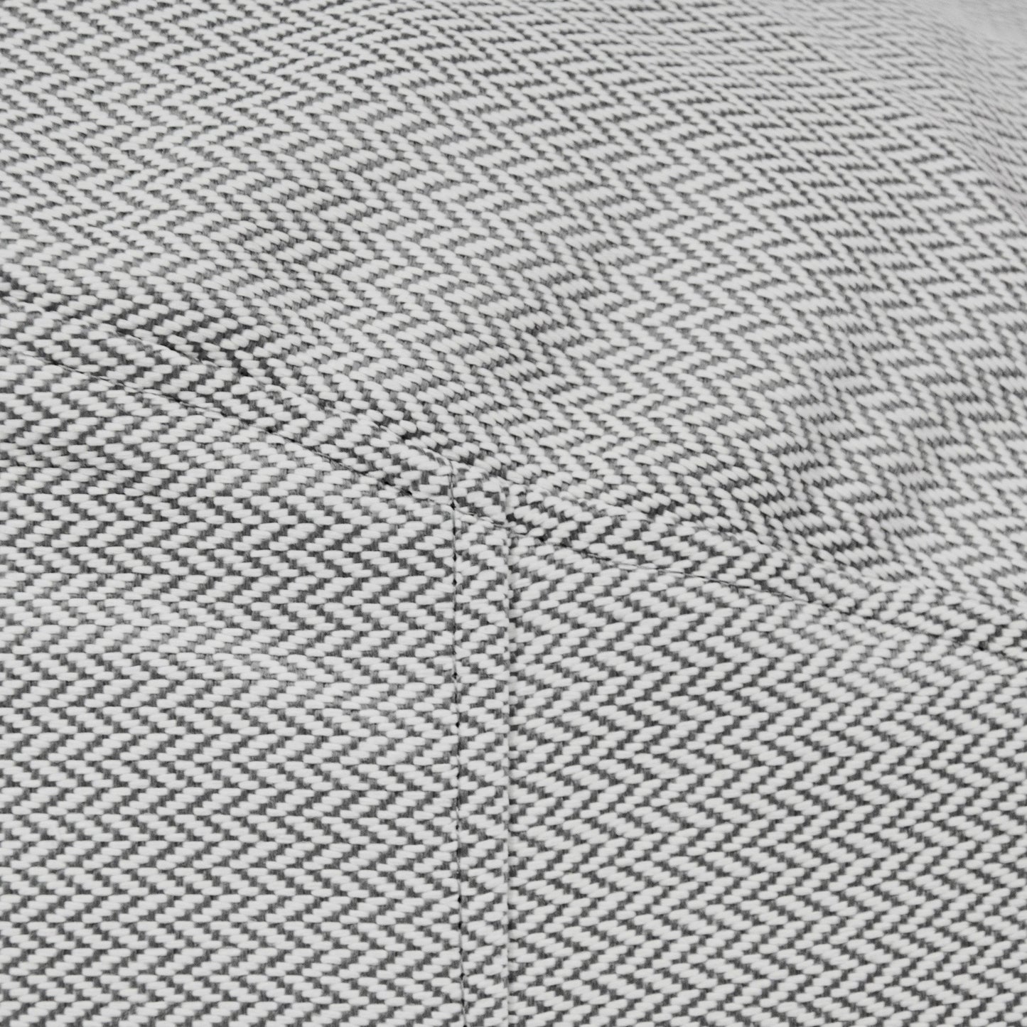 Detalle del tejido de espiga gris y blanco del Foam Bean Bag Om 85 Canaria - uso exteriores, que muestra una costura visible que atraviesa la superficie en diagonal.
