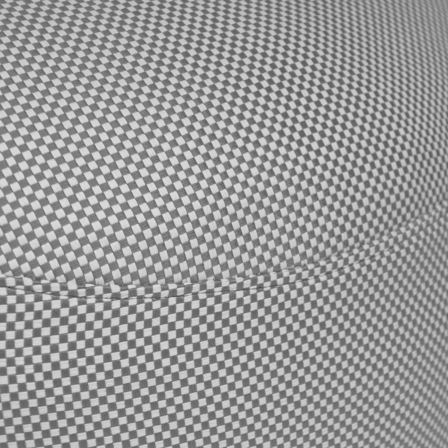 Primer plano de una superficie texturizada con un diseño a cuadros en blanco y negro y una costura visible, ideal para el Foam Bean Bag Om 85 Capri, diseñado para su uso en exteriores.