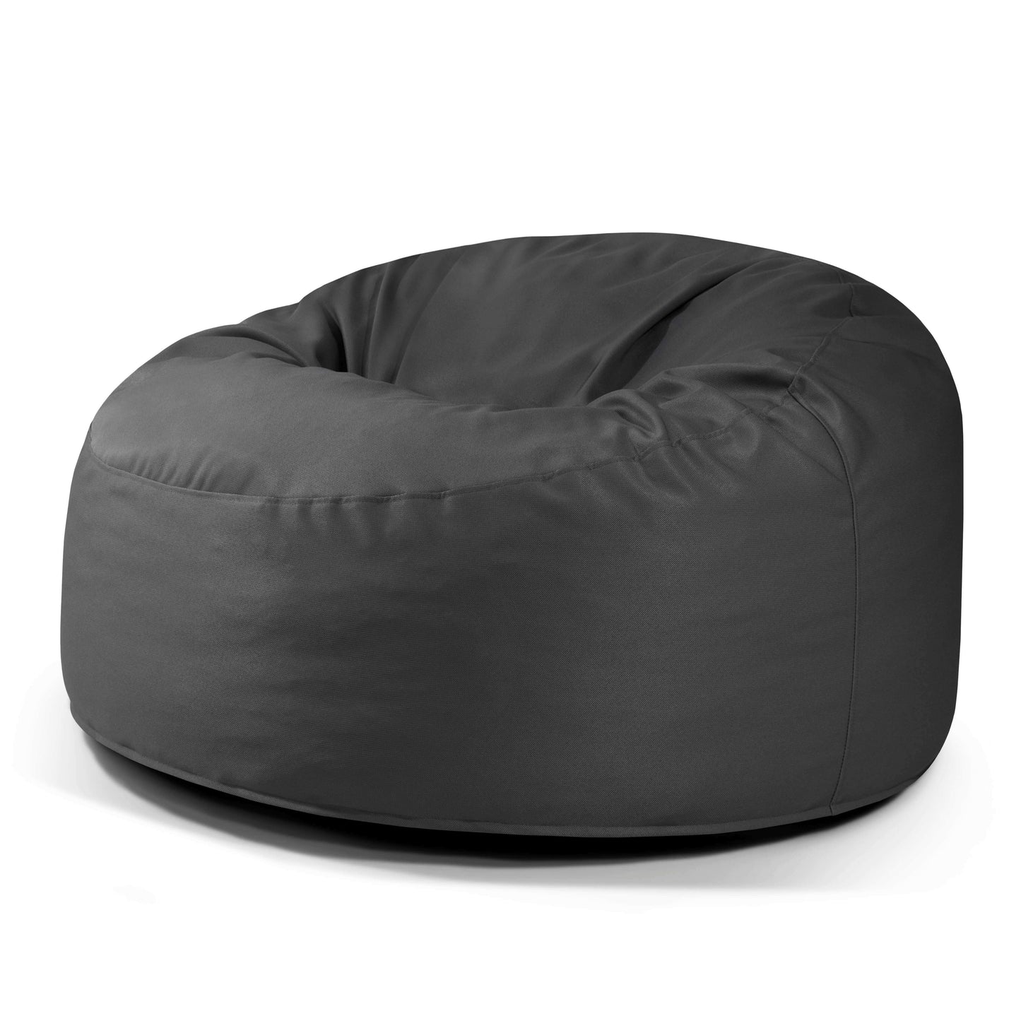 El Foam Bean Bag OM 110 Barcelona es un sillón grande de color gris oscuro fabricado con copos de espuma de alta densidad, que presenta una forma suave y redondeada y se muestra sobre un fondo blanco liso.