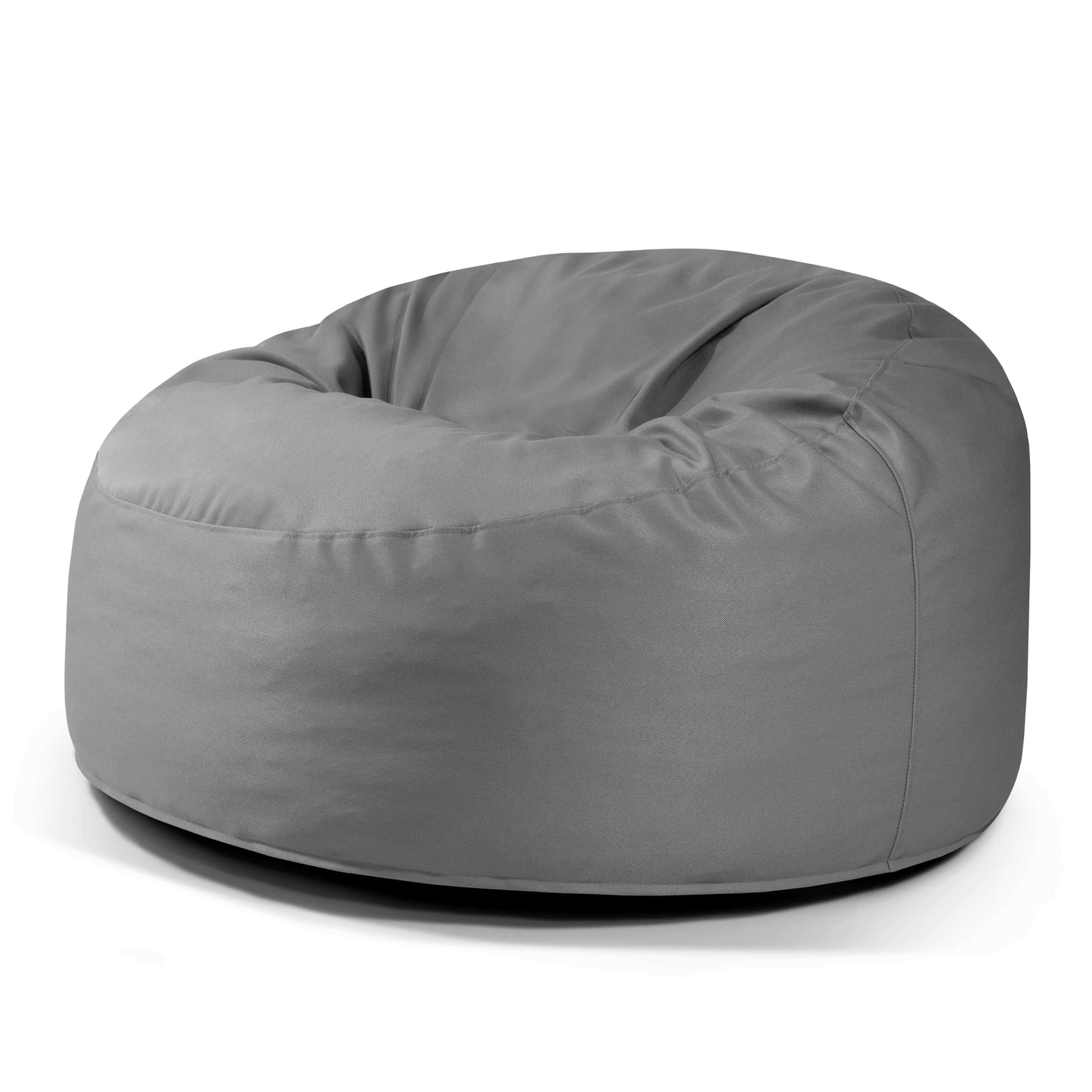 Un gran Foam Bean Bag OM 110 Barcelona gris con superficie de tela lisa, relleno de copos de espuma de alta densidad, se sitúa sobre un fondo blanco liso.