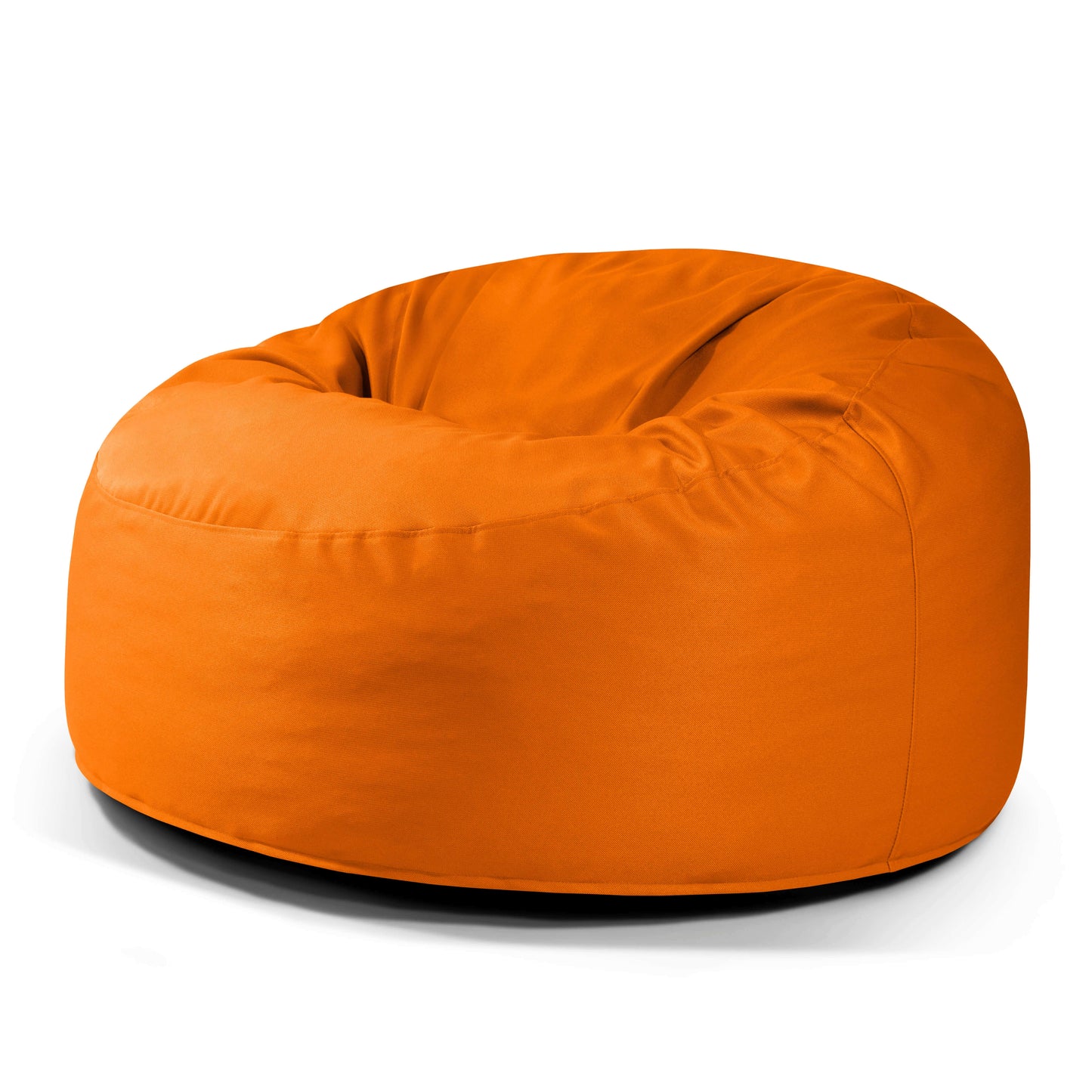 Un Foam Bean Bag OM 110 Barcelona, con un diseño liso y redondo de color naranja y relleno de copos de espuma de alta densidad, se muestra sobre un fondo blanco.