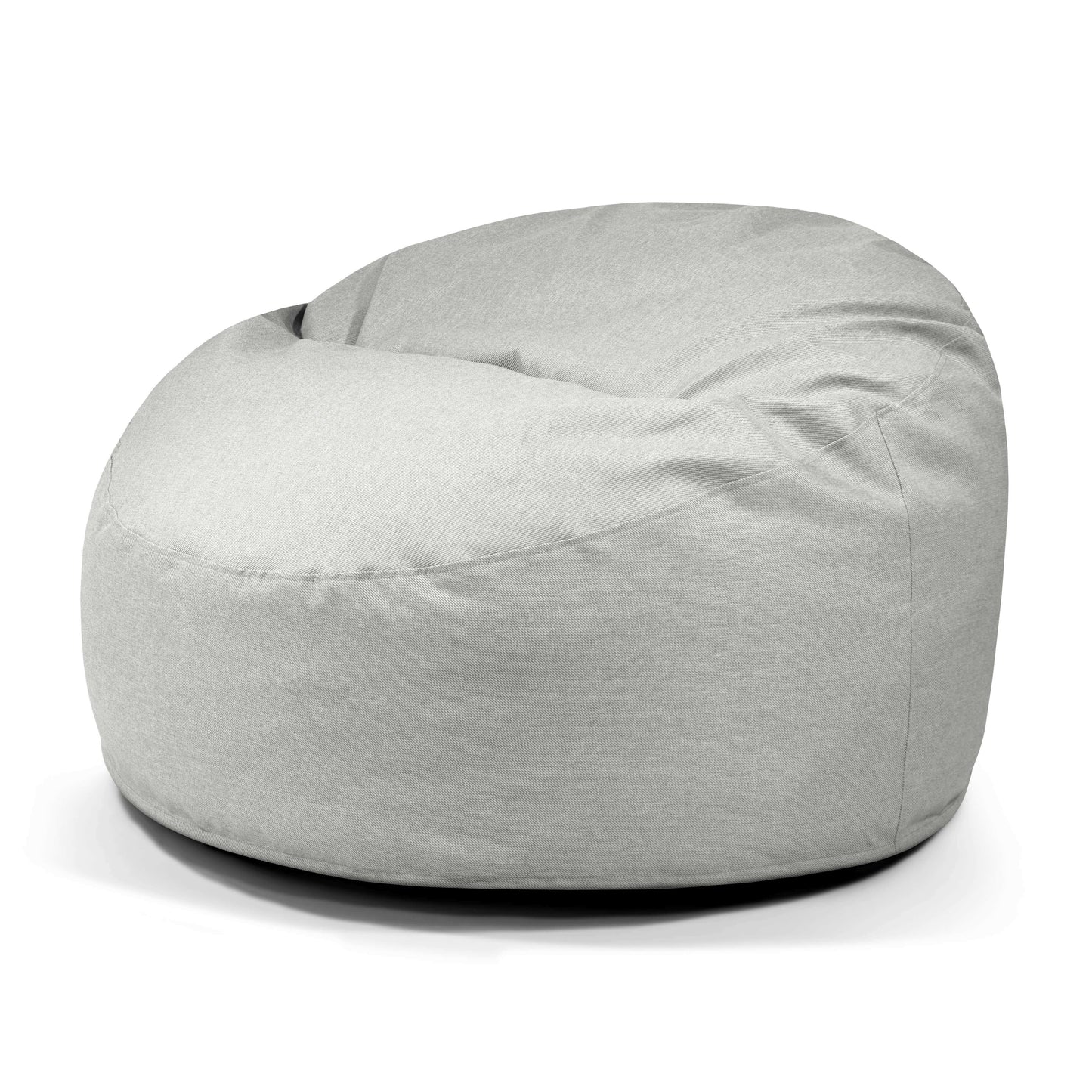 El Foam Bean Bag OM 110 Riviera, diseñado para uso en exteriores, presenta un color gris claro, forma redonda con la parte superior ligeramente dentada, y proporciona un asiento cómodo. Se muestra sobre fondo blanco.