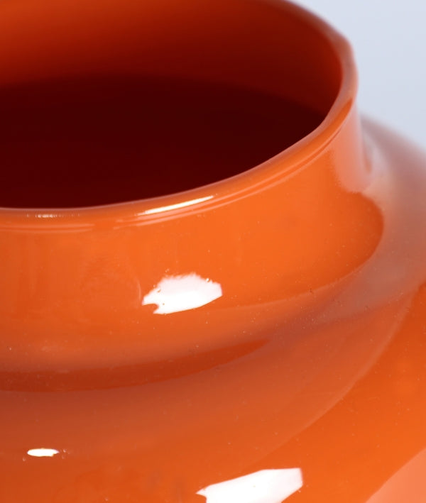 Detalle del borde y la parte superior del Jarrón de cristal naranja brillo 17×17×25 cm - moderno - KODU IGOR, sobre fondo claro.