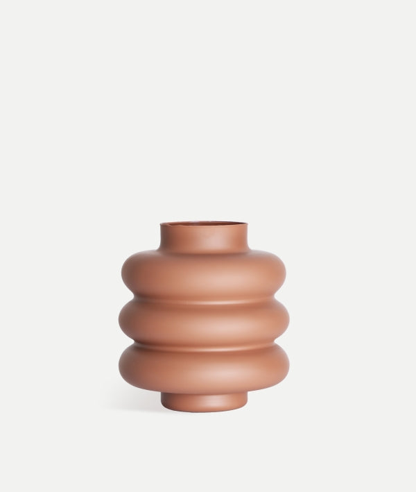 Un jarrón de cristal chocolate mate, LIAM (24×24×26 cm), con tres crestas bulbosas, se asienta sobre un fondo blanco liso.