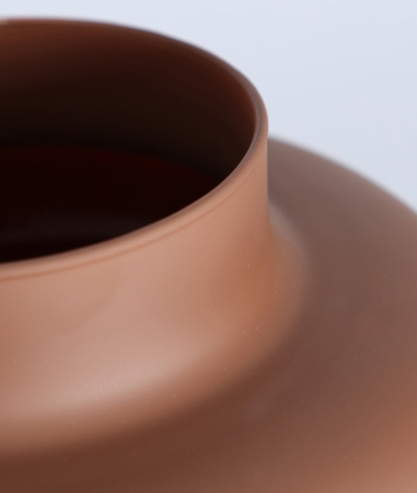 Vista en primer plano del Jarrón de cristal chocolate mate 24×24×26 cm - moderno - LIAM, con acabado liso marrón claro mate y amplia abertura sobre fondo liso.