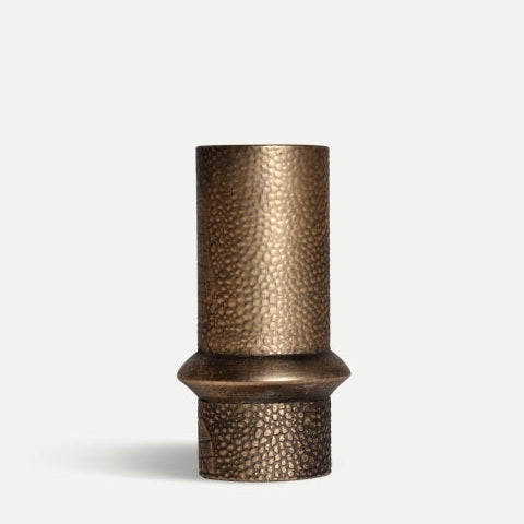 El Jarrón en hierro dorado Vesc E es un jarrón cilíndrico de bronce texturizado con una sección media más ancha y un diseño art déco, sobre un fondo blanco liso.