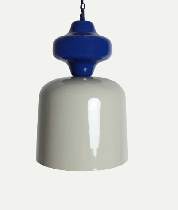 La lámpara colgante de hierro gris brillo 31×31×53 cm BLOOP, con diseño moderno y acabado brillante, crea una iluminación decorativa llamativa al colocarse sobre un fondo liso.