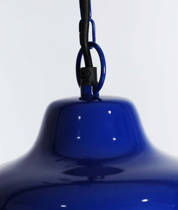 Detalle de la parte superior de la Lámpara colgante de hierro gris brillo 31×31×53 cm - moderna - BLOOP, mostrando su anilla de sujeción y el cordón para colgar, ideal para dotar a cualquier espacio de iluminación decorativa.