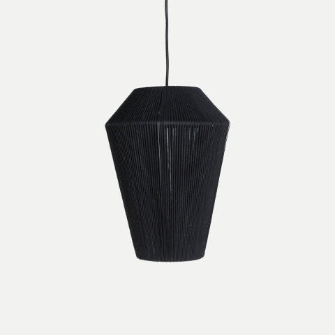 La Lámpara de techo en algodón e hierro Sayil, de color negro y diseño geométrico, cuelga de un cable sobre un fondo claro, brindando iluminación cálida y elegante a cualquier espacio.
