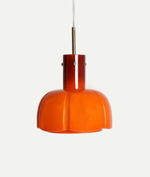 La Lámpara colgante de cristal naranja y metal dorado ADARA (25×25×34 cm) combina diseño moderno y brillo para una iluminación decorativa elegante sobre fondos neutros.