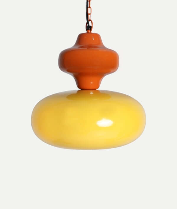 La Lámpara colgante de hierro amarillo y naranja brillo 38×38×42 cm - moderna - DOMO aporta iluminación vibrante y diseño moderno, suspendida por cadena sobre fondo blanco.