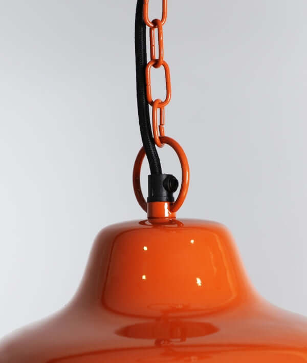 Detalle de la Lámpara colgante de hierro amarillo y naranja brillo 38×38×42 cm - moderna - DOMO, suspendida por un cordón negro y una cadena naranja sobre un fondo claro, ideal para la iluminación interior.