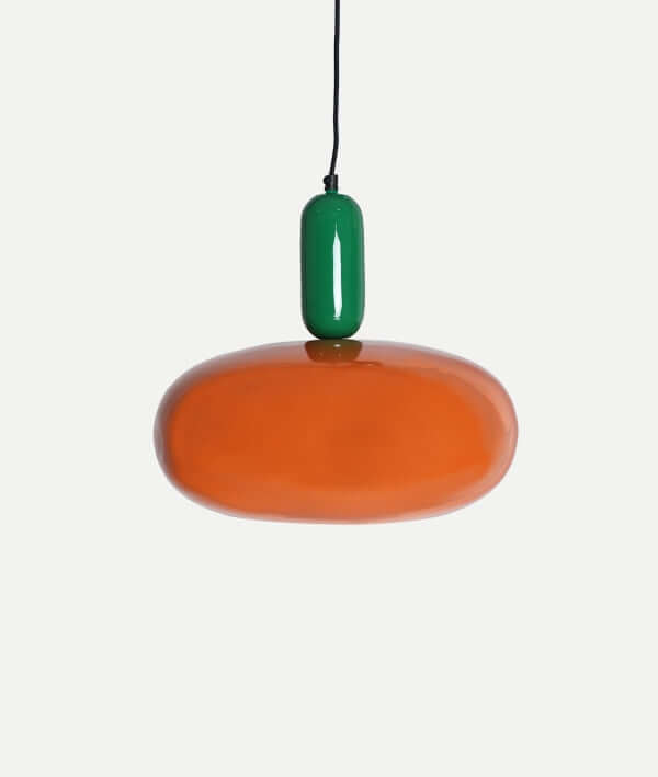 La Lámpara colgante de hierro naranja y verde brillo FALHIA presenta una pantalla ovalada naranja con una parte superior cilíndrica verde más pequeña, suspendida por un cordón negro, perfecta para añadir un estilo vibrante y moderno a cualquier espacio.