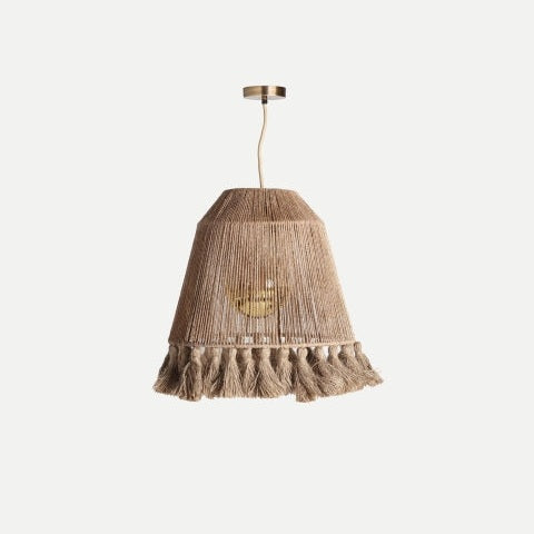 La Lámpara de techo en yute y hierro Khed D tiene una pantalla marrón de yute sostenible con flecos decorativos, aportando un toque de elegancia rústica al suspenderse desde el techo.
