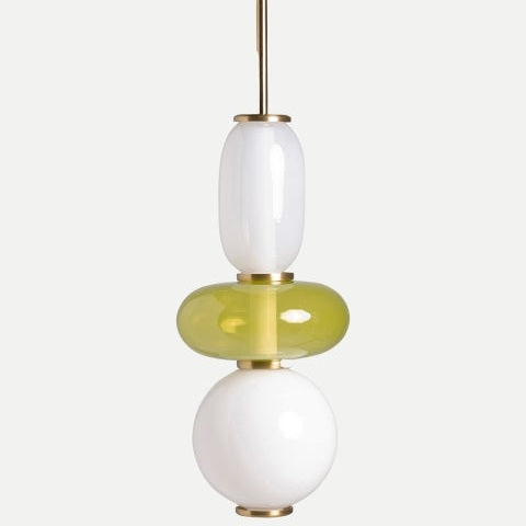 La lámpara de techo en vidrio translúcido Micah ofrece un diseño moderno con tres formas apiladas—óvalo blanco, disco verde y esfera blanca—y detalles en latón, tomando inspiración del estilo Art Déco.