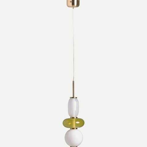 La Lámpara de techo en vidrio translúcido Micah es un moderno colgante Art Déco con base dorada, cable blanco y cuentas decorativas apiladas en blanco y verde translúcido.