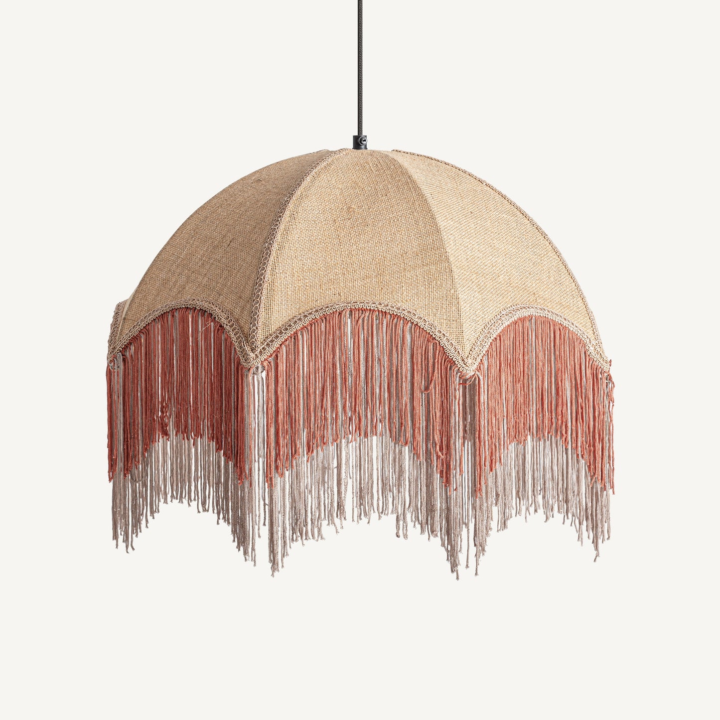 Lámpara colgante de yute en beige, naranja y marrón (53×53×41 cm), estilo boho CHIC B, con pantalla tejida abovedada, bordes festoneados y flecos largos bicolor-ideal para un toque contemporáneo.