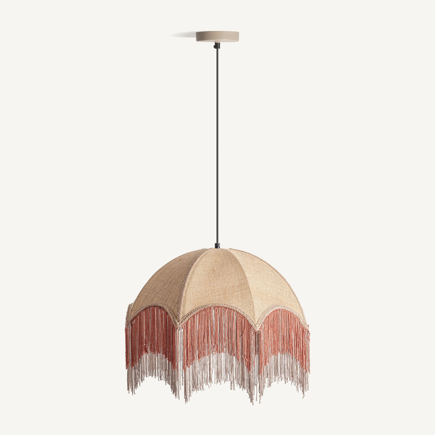 La lámpara colgante de yute beige, naranja y marrón CHIC B (53×53×41 cm) con diseño boho y acabado contemporáneo es ideal para aportar estilo único a tu espacio.