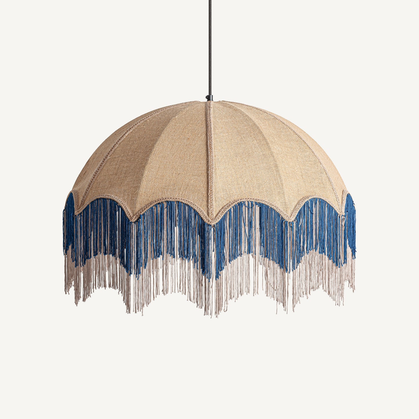 Añade encanto bohemio a cualquier habitación con la Lámpara colgante de flecos en yute beige y azul 69×69×51 cm - CHIC A, con forma de cúpula, pantalla de tela beige y flecos azules y blancos a lo largo del borde festoneado.