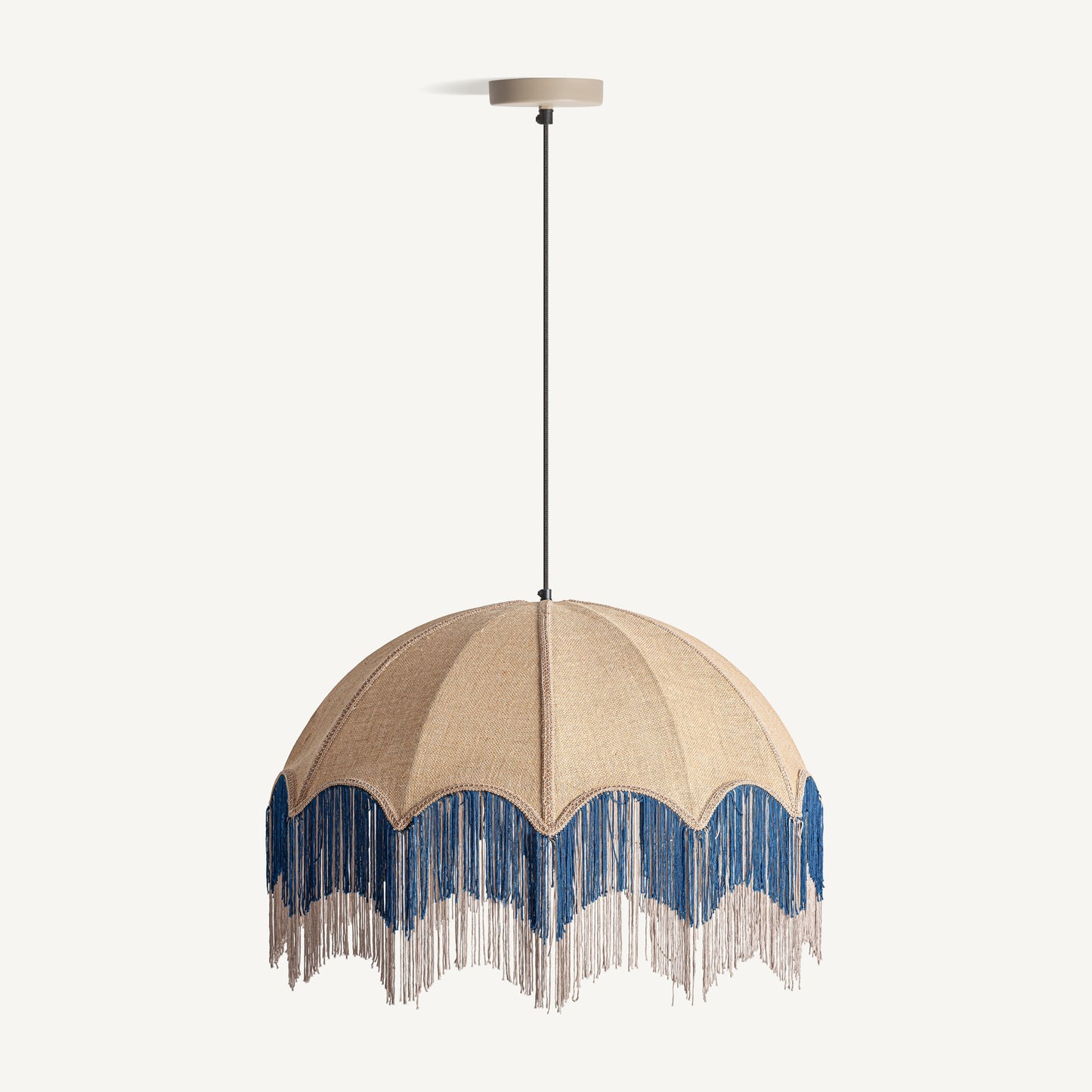 Lámpara colgante de flecos en yute beige y azul, 69×69×51 cm, estilo boho CHIC A. Ideal para aportar un toque artesanal y distintivo a tu espacio con su diseño único de cúpula y cable negro.