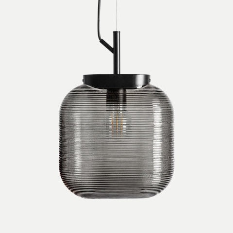 La Lámpara de colgar en vidrio negro Ahumo destaca por su diseño moderno con un soporte metálico negro y pantalla de vidrio ahumado, colgante de un cable negro para aportar elegancia minimalista a cualquier espacio.