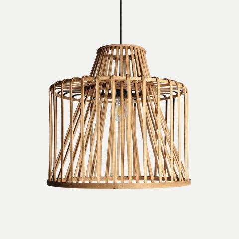 La lámpara de colgar en vidrio ahumado Ciria destaca por su diseño moderno y elegante, suspendida por un cable contra un fondo neutro, ideal para una iluminación eficiente y decorativa en cualquier ambiente.