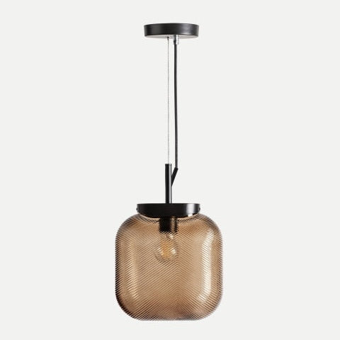 La Lámpara de colgar en vidrio y acero Spezza presenta un accesorio negro y una pantalla de vidrio ahumado texturizado teñido en ámbar, ofreciendo un diseño contemporáneo ideal para cualquier espacio.