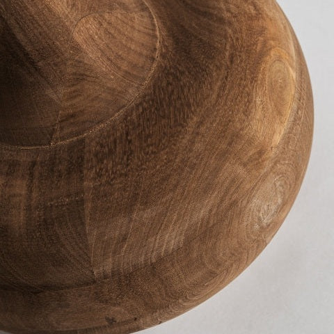 Primer plano de la Lámpara de pie en madera minimalista Glogow B, elaborada en madera de mango con patrones de vetas visibles y elegantes superficies curvas sobre un fondo liso.