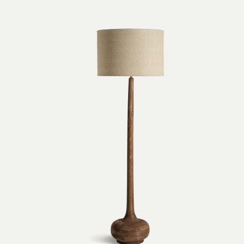 La lámpara de pie en madera minimalista Glogow B, con base alta y delgada de madera de mango y pantalla redonda de yute, destaca sobre un fondo blanco.