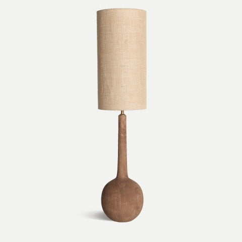 La lámpara de mesa en madera de mango Glogow L es alta, con base redonda de madera y pantalla cilíndrica beige, ideal para añadir un toque moderno a la decoración del hogar.