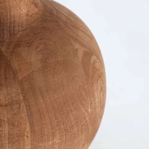 Vista cercana de la Lámpara de mesa en madera de mango Glogow L, que presenta una forma suave y redondeada con vetas visibles, ideal para la decoración del hogar y agregando un toque de diseño moderno.